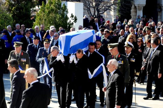 Στιγμιότυπα από το Α’ Νεκροταφείο και από τη Μητρόπολη στον χθεσινό αποχαιρετισμό στον Κώστα Σημίτη.